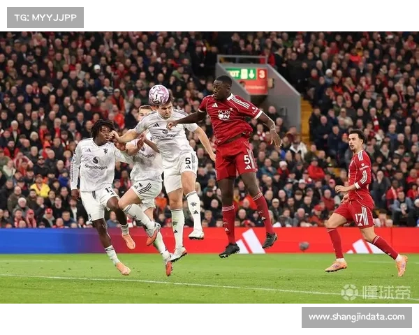 马奎尔头球绝杀后激动与达洛特相拥落泪展现深情瞬间